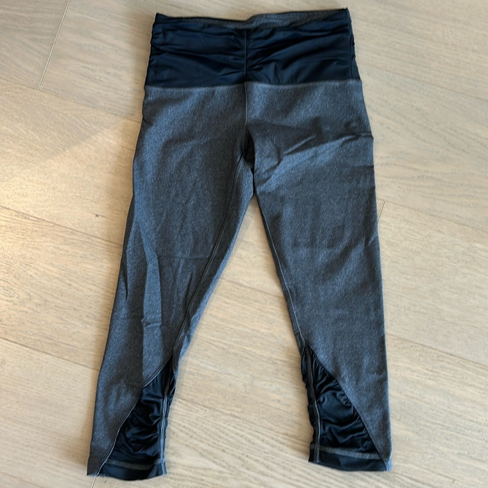 Lululemon Capri, black/grey with ruching, Size 6